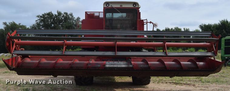 image for item L2606 1982 International 1460 combine