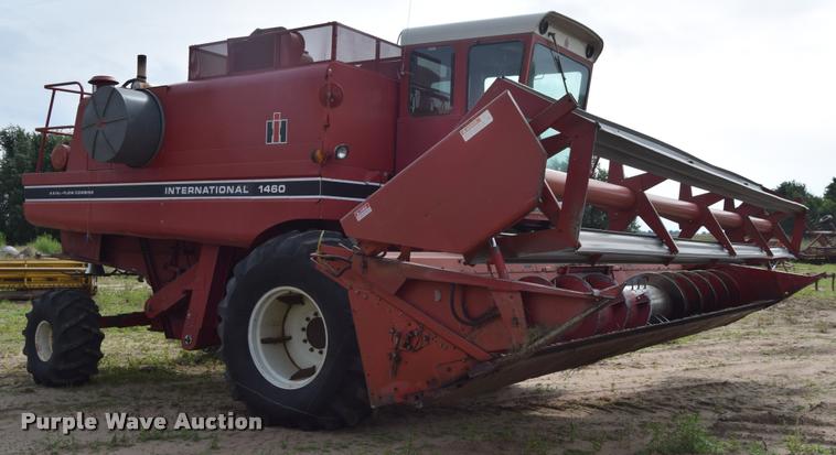 image for item L2606 1982 International 1460 combine