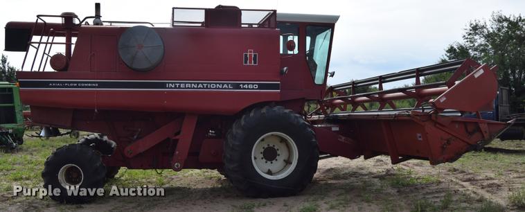 image for item L2606 1982 International 1460 combine