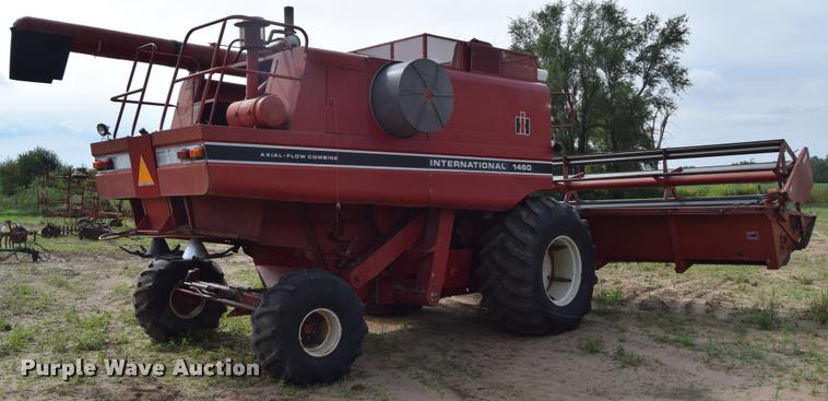image for item L2606 1982 International 1460 combine