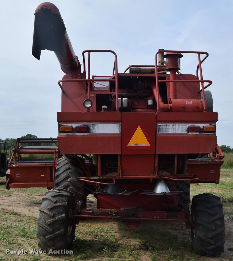 image for item L2606 1982 International 1460 combine