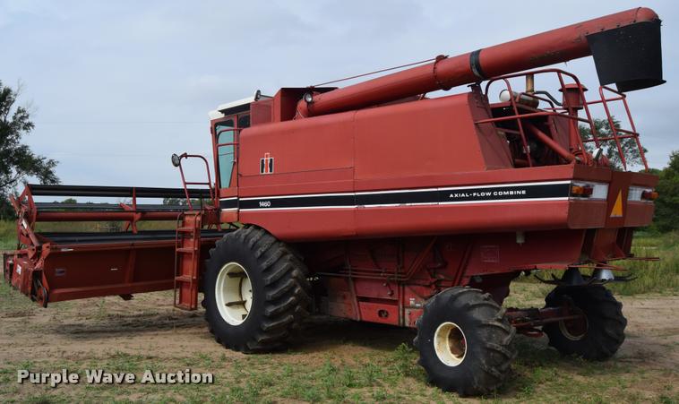 image for item L2606 1982 International 1460 combine