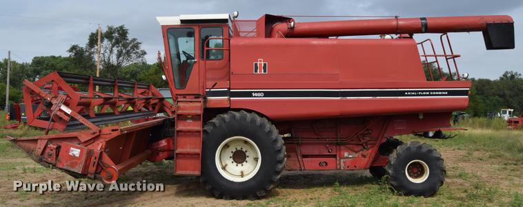 image for item L2606 1982 International 1460 combine