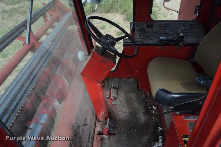 image for item L2606 1982 International 1460 combine