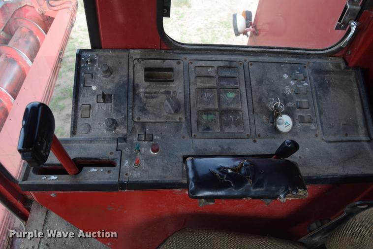 image for item L2606 1982 International 1460 combine