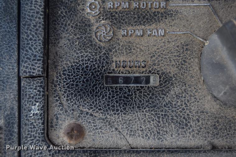 image for item L2606 1982 International 1460 combine