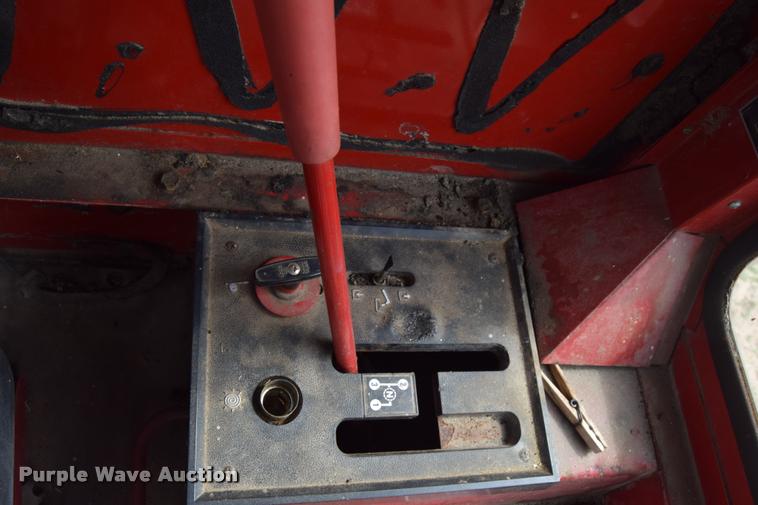 image for item L2606 1982 International 1460 combine