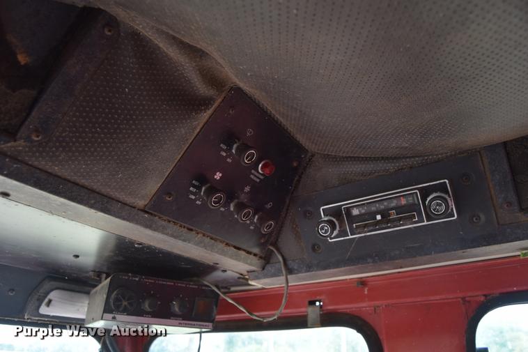 image for item L2606 1982 International 1460 combine