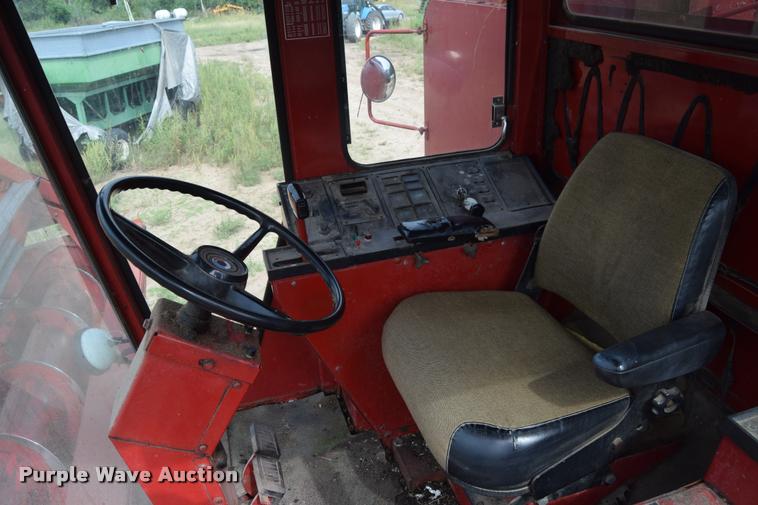 image for item L2606 1982 International 1460 combine