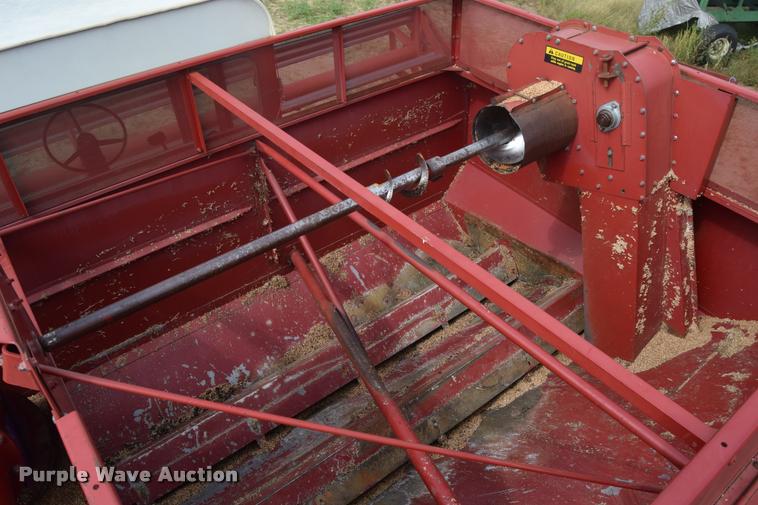 image for item L2606 1982 International 1460 combine
