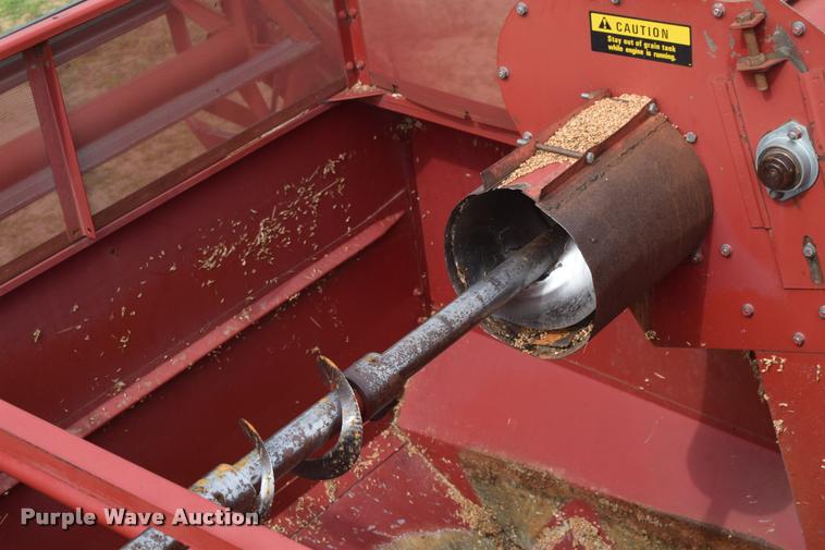 image for item L2606 1982 International 1460 combine