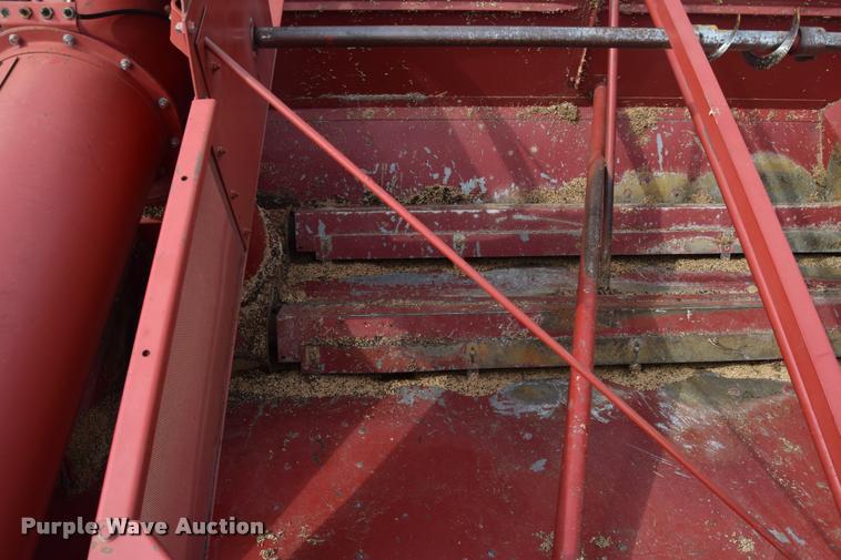 image for item L2606 1982 International 1460 combine