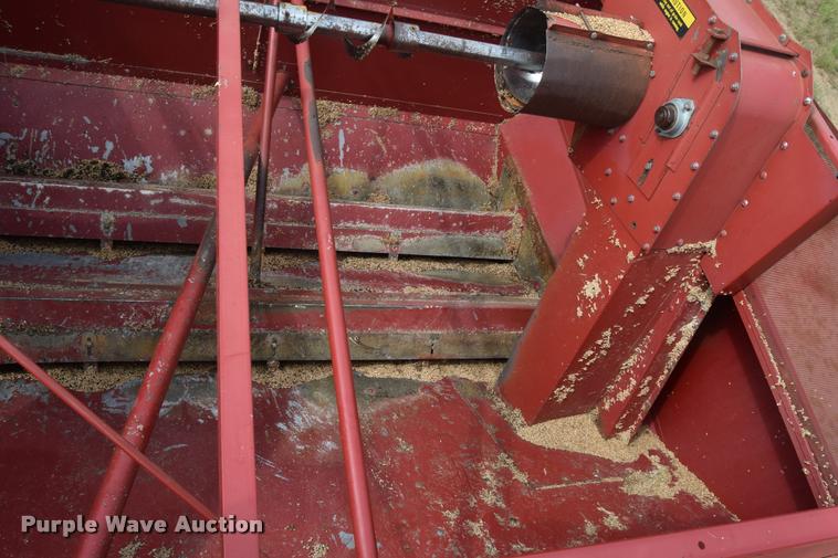 image for item L2606 1982 International 1460 combine