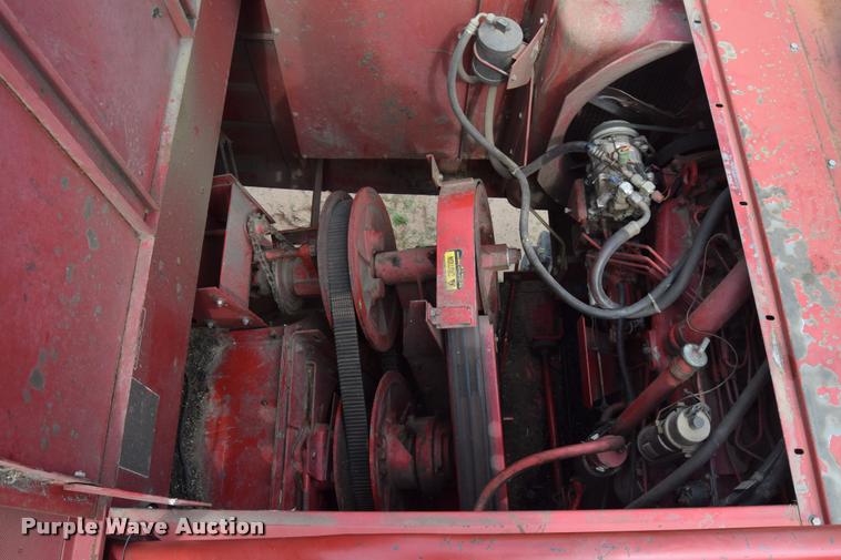 image for item L2606 1982 International 1460 combine