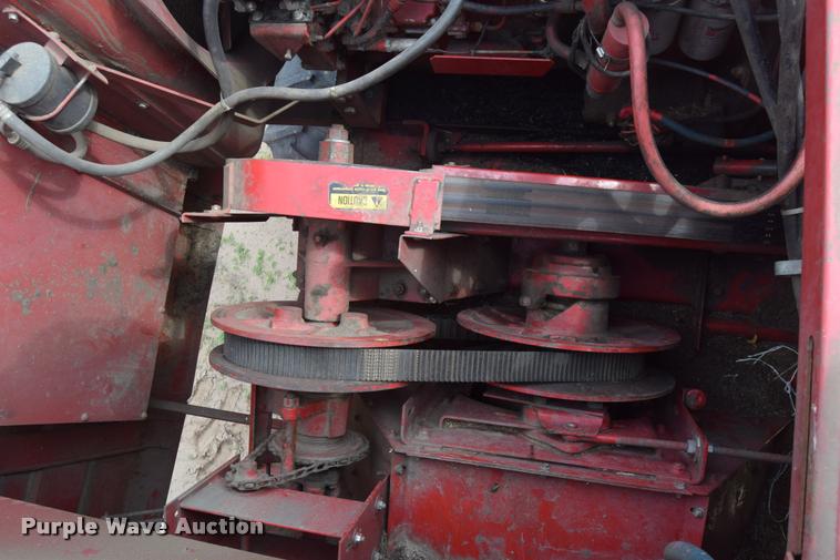 image for item L2606 1982 International 1460 combine