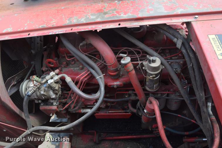 image for item L2606 1982 International 1460 combine