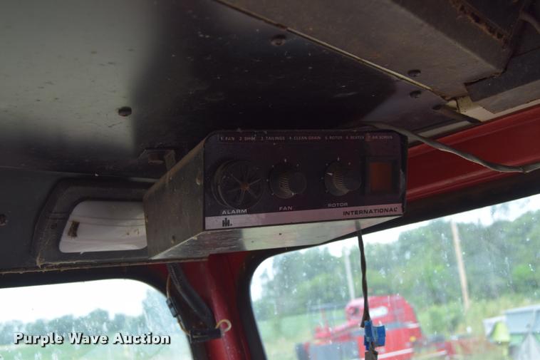 image for item L2606 1982 International 1460 combine