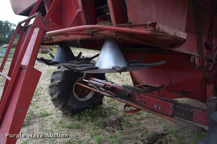 image for item L2606 1982 International 1460 combine