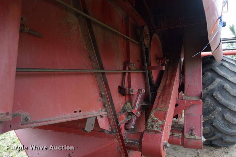image for item L2606 1982 International 1460 combine