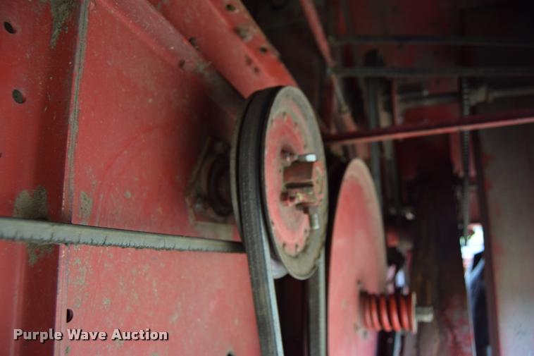 image for item L2606 1982 International 1460 combine