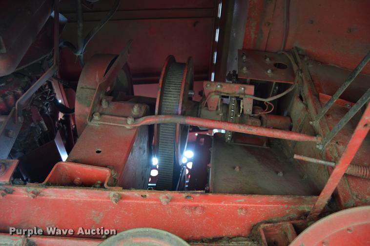 image for item L2606 1982 International 1460 combine