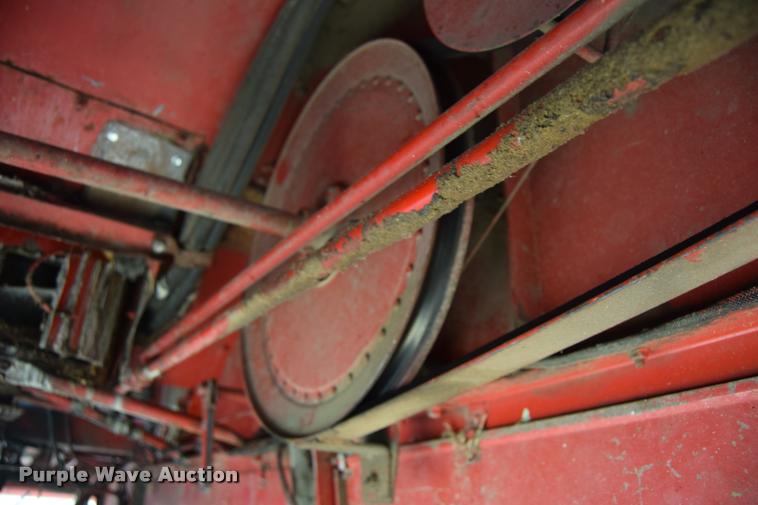 image for item L2606 1982 International 1460 combine