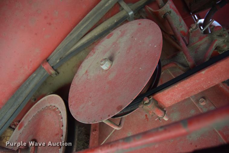image for item L2606 1982 International 1460 combine