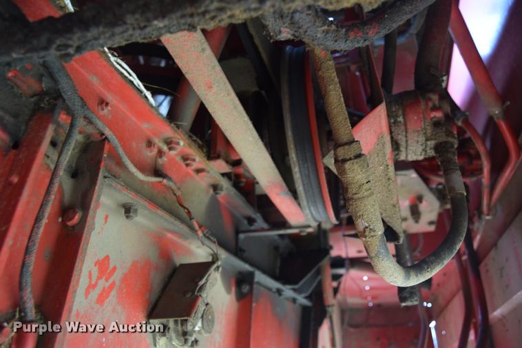 image for item L2606 1982 International 1460 combine