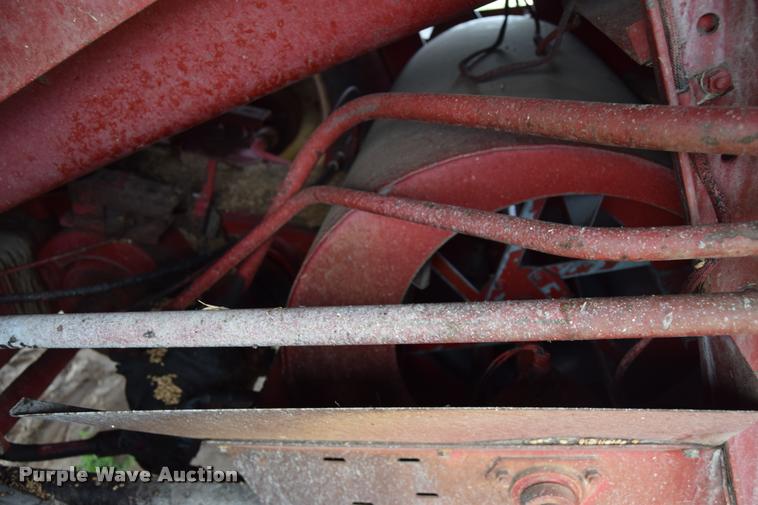 image for item L2606 1982 International 1460 combine