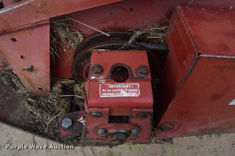 image for item L2606 1982 International 1460 combine