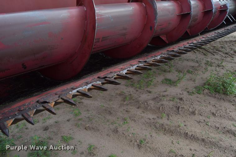 image for item L2606 1982 International 1460 combine