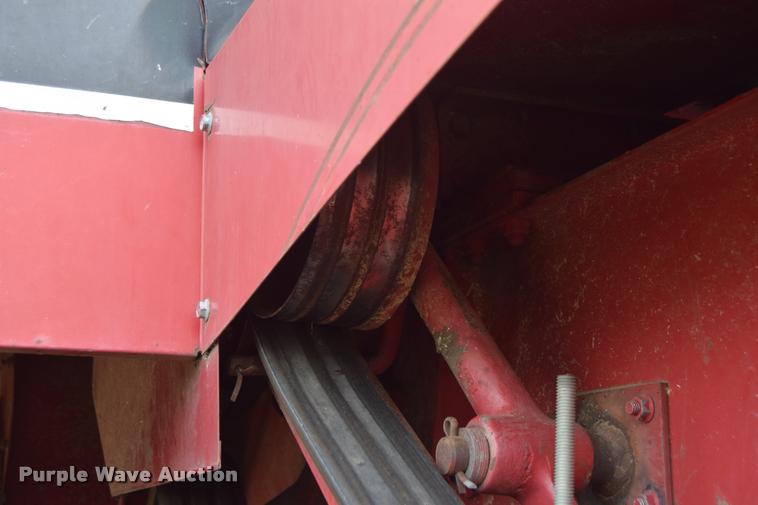 image for item L2606 1982 International 1460 combine