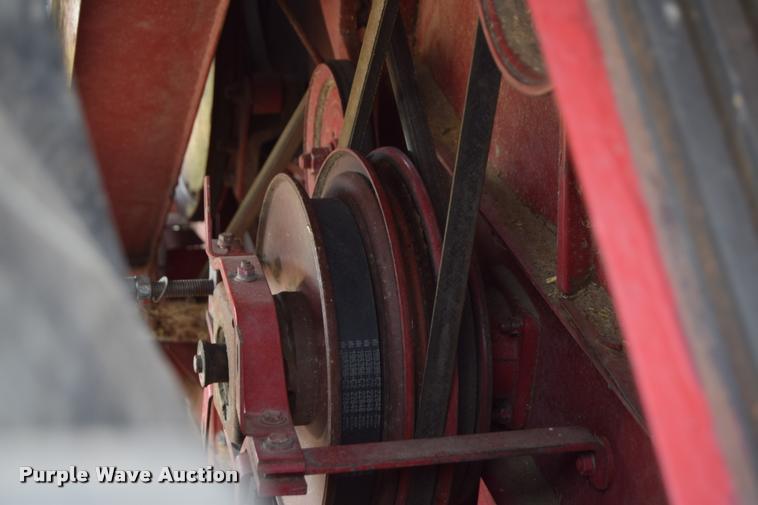 image for item L2606 1982 International 1460 combine