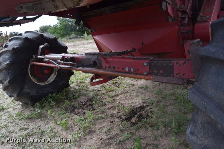 image for item L2606 1982 International 1460 combine