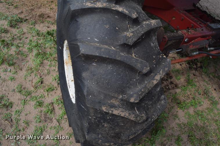 image for item L2606 1982 International 1460 combine