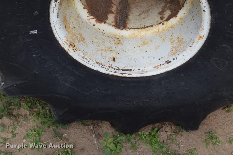 image for item L2606 1982 International 1460 combine