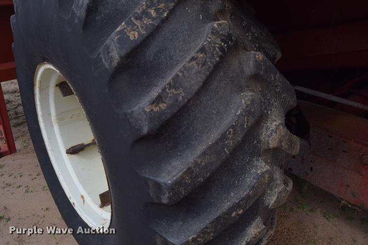 image for item L2606 1982 International 1460 combine