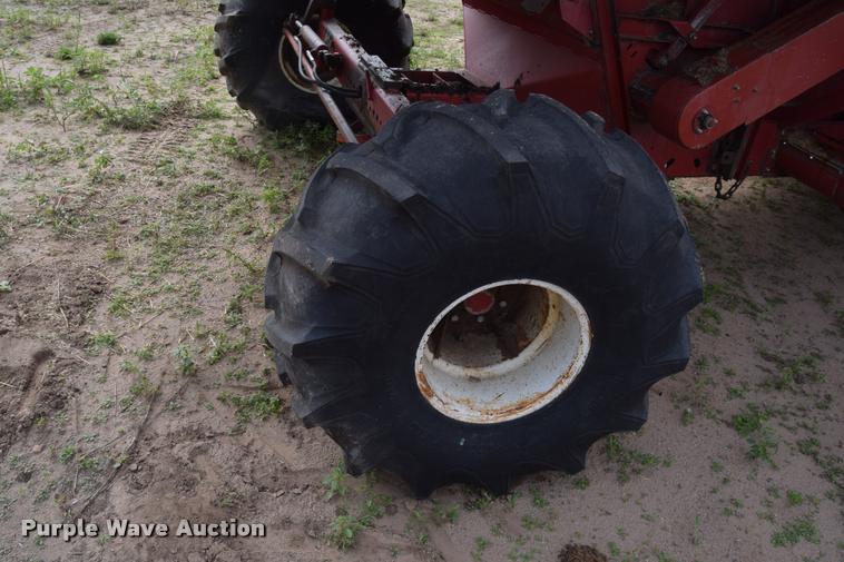 image for item L2606 1982 International 1460 combine