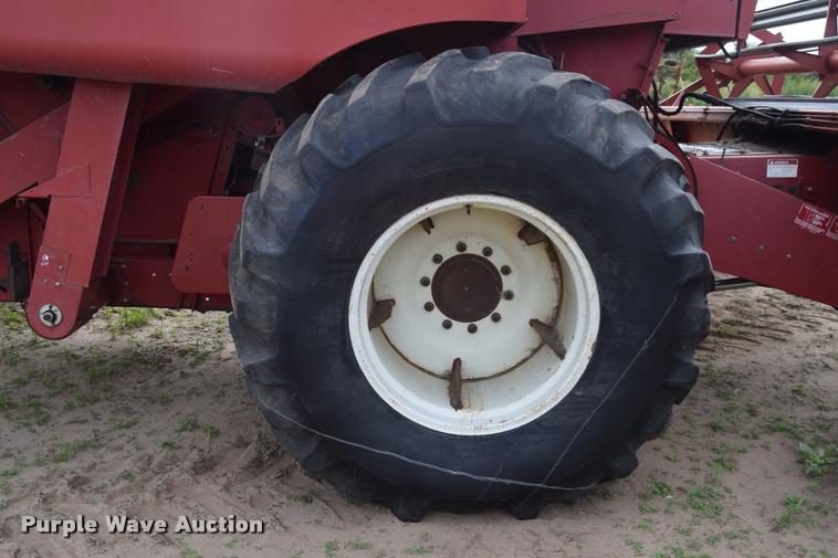 image for item L2606 1982 International 1460 combine