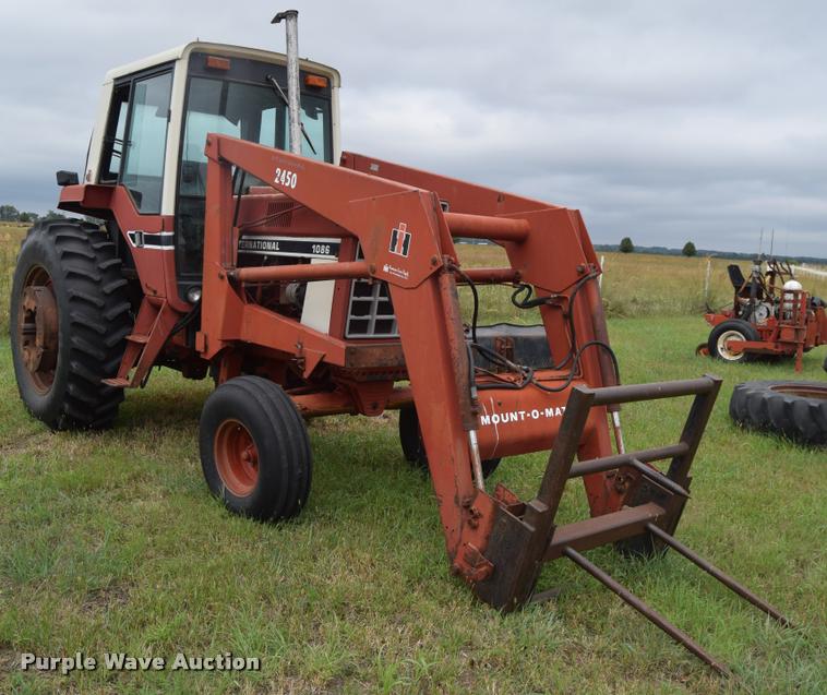 image for item L2631 1981 International 1086 tractor