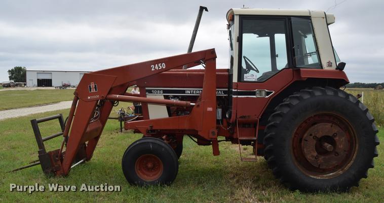 image for item L2631 1981 International 1086 tractor