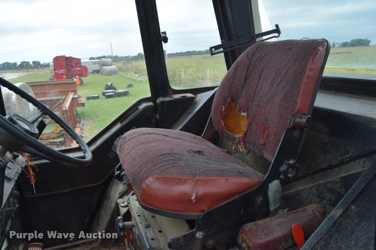 image for item L2631 1981 International 1086 tractor