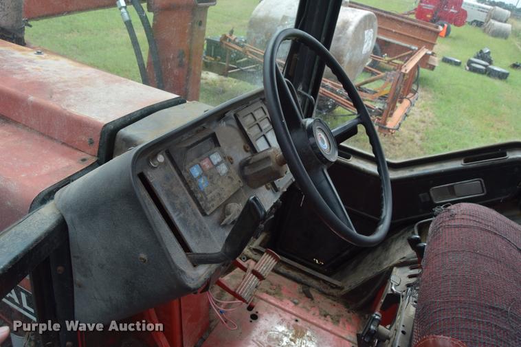 image for item L2631 1981 International 1086 tractor