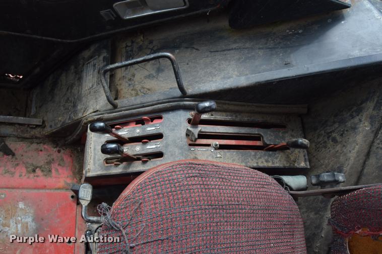 image for item L2631 1981 International 1086 tractor