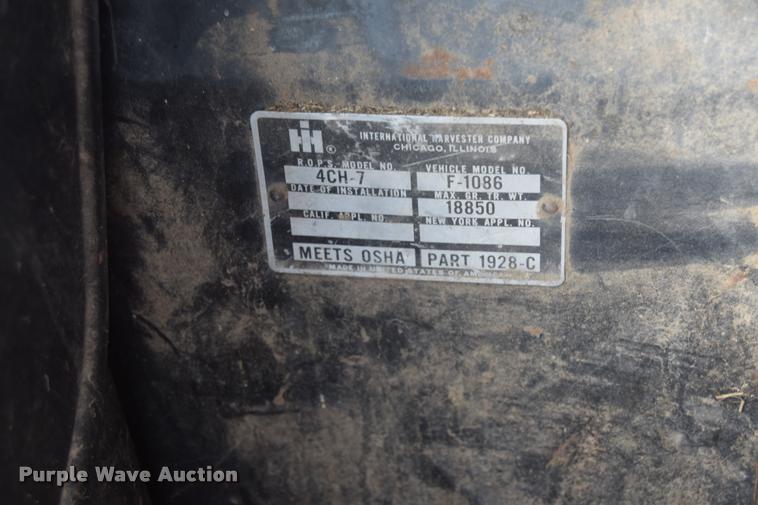 image for item L2631 1981 International 1086 tractor