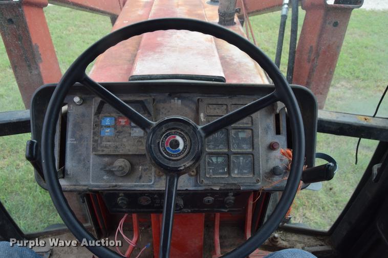 image for item L2631 1981 International 1086 tractor