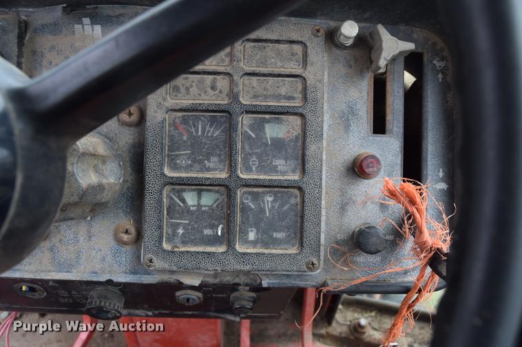 image for item L2631 1981 International 1086 tractor