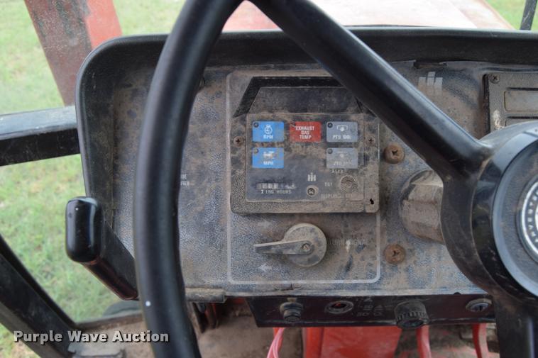 image for item L2631 1981 International 1086 tractor