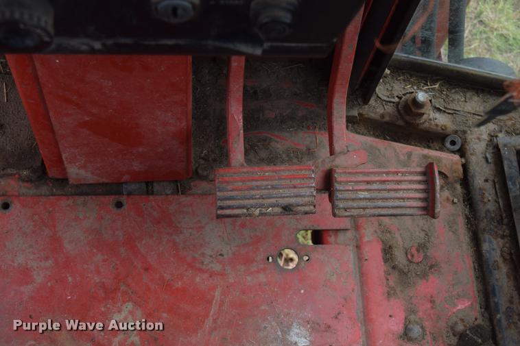 image for item L2631 1981 International 1086 tractor