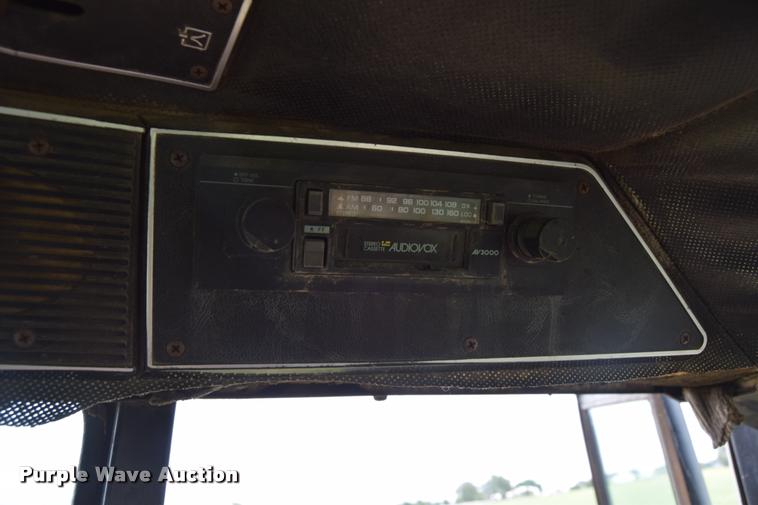 image for item L2631 1981 International 1086 tractor